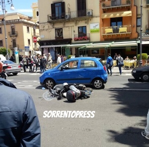 Scooter contro auto, incidente nel cuore di Sorrento