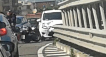 Incidente lungo la Statale Sorrentina, un ferito e traffico in tilt