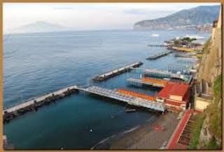 Sorrento. Revocato il divieto di balneazione a Marina Grande, rimane a Marina Piccola