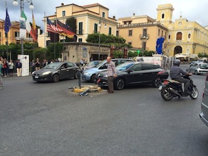 Cerca di svoltare in piazza Tasso, ma prende… un palo