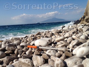 Marina di Puolo, all’esterno della scogliera la spiaggia del degrado