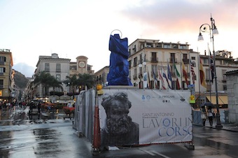 Ultimato il restyling della statua di Sant’Antonino. La curiosa storia della lapide