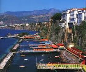 Lavori al costone tufaceo di Sorrento, vietata la passeggiata e chiuso l’ascensore della villa comunale