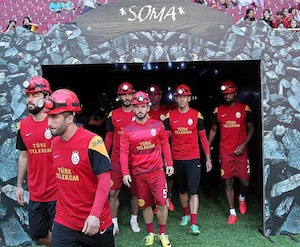 Il Galatasaray in campo col caschetto per ricordare i minatori di Soma