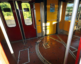 Baby gang torna dalla spiaggia di Meta e vandalizza treno