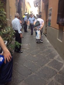 Cadono calcinacci da un palazzo, paura in piazza Tasso