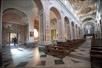 Caccia alla turista che ha rubato un quadro dalla Cattedrale di Sorrento