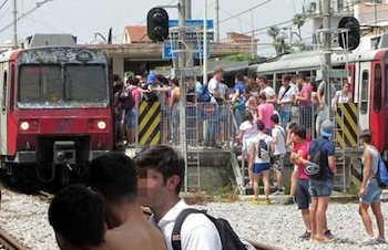 Treni Eav tra Napoli e la costiera senza fermate intermedie, insorgono i sindaci dell’area vesuviana-stabiese