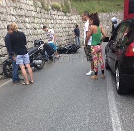 Finisce nel muro per evitare il pullman, paura a via Capo