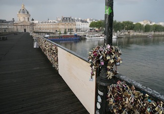 Una ringhiera del Pont Des Artes di Parigi è crollata per i troppi lucchetti