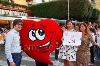 Proposta di matrimonio con flash mob in piazza Tasso