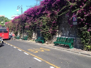 Nuove panchine in piazza De Curtis: al via la riqualificazione della stazione di Sorrento