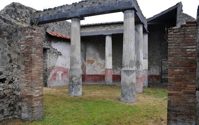 Pompei, turista sorpreso mentre rubava un mosaico: arrestato 