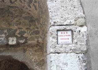 Polemiche per l’insegna sulla porta di Marina Grande, la replica del titolare del b&b