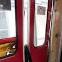 Vandali sui treni della Circum diretti a Sorrento, distrutte le porte
