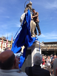 Svelata la statua di Sant’Antonino, folla in piazza Tasso – Fotogallery e video –