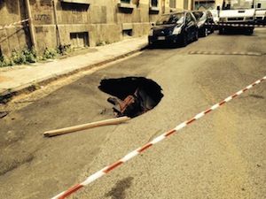 Napoli voragini in strada, sprofonda una Smart -fotogallery-