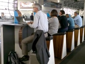 Amsterdam, in aeroporto carichi il cellulare pedalando