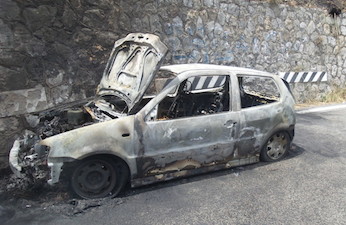 Auto in fiamme sulla Statale Amalfitana