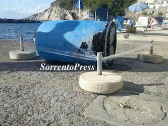 Bidone sigillato ritrovato in mare dalla Capitaneria di porto a San Montano