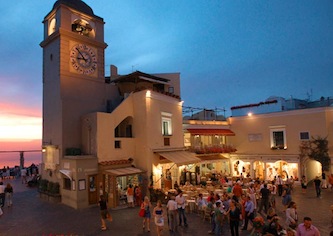 In tilt l’orologio del campanile simbolo di Capri