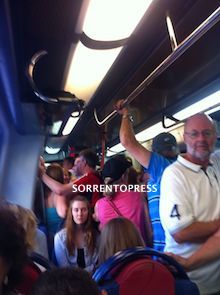 Viaggiatori come sardine nei treni Circum