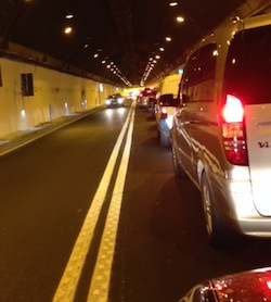 Incidente nella galleria di Seiano, 3 feriti e traffico in tilt