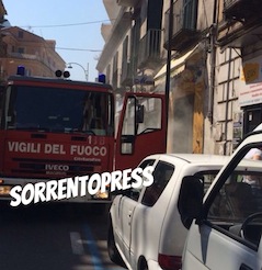 In fiamme una panetteria di Meta