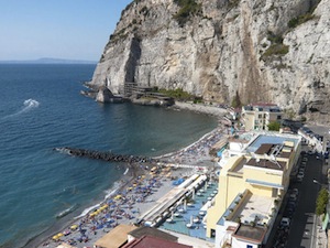 Minaccia agente con un coltello sulla spiaggia di Meta, minore denunciato