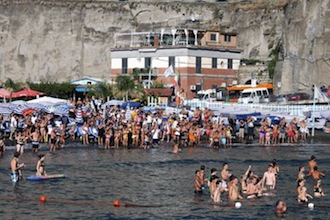 Violenza sessuale su ragazzini alla spiaggia di Meta, condannato