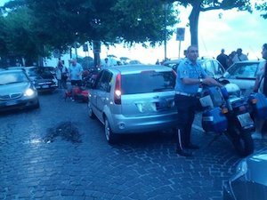 Prende a pugni i passanti e abbatte i motorini: un uomo crea il panico a Piano di Sorrento