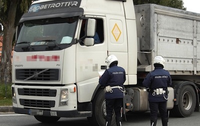 Si rompono i freni, camion bloccato sulla Meta-Amalfi: traffico in tilt