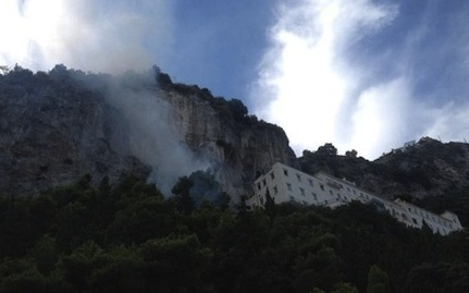 Incendio nella pineta di Amalfi, paura per il vicino hotel