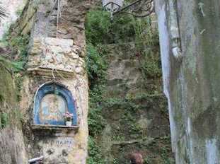 Cade pietra nella rampa di scale che porta a Marina Grande, turista sfiorata