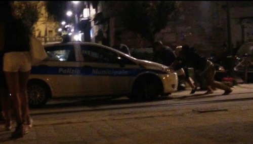 Si rompe l’auto della polizia municipale a Castellammare: la fanno ripartire i venditori abusivi