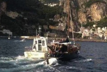 Falla nello scafo, interviene la capitaneria a largo di Positano