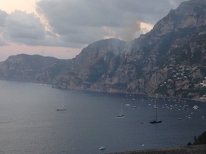 Incendio e caduta massi lungo la Statale Amalfitana