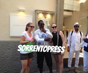 Occhiali scuri e sigaro in bocca: Puff Daddy in giro per Sorrento