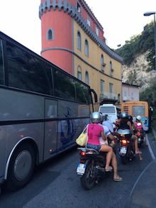 Bus si blocca in strada, traffico in tilt per il rientro dal mare