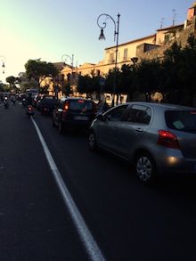 Autobus in tilt in via degli Aranci, traffico impazzito