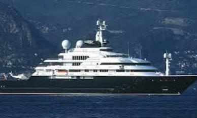 Castellammare, mega yacht di 70 metri multato di 5mila euro