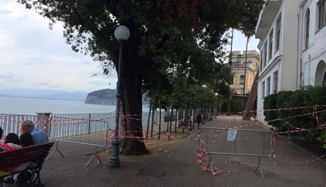 Sorrento, chiusa mezza villa Comunale