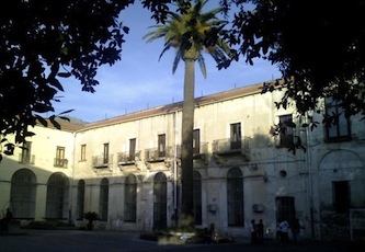 Cadono calcinacci all’istituto Santissima Trinità di Vico