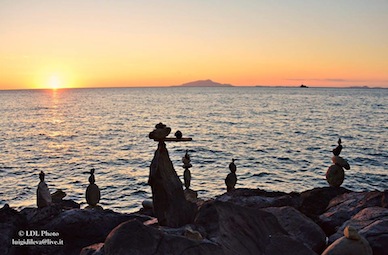 Le immagini mozzafiato dello “Stone balancing” a Massa Lubrense -foto-