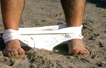 Si masturba sulla spiaggia di Meta, denunciato un 50enne