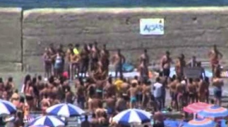 Picchiato dalla moglie e dalla suocera mentre era in spiaggia a Meta