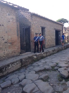 Pompei, studente australiano prende a calci un muro della “Domus ara massima”