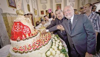 Antonio Cafiero dona al cardinale Sepe la “Torta San Gennaro”