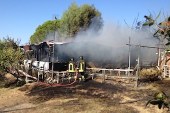 In fiamme una baracca a Massa Lubrense: sul posto i vigili del fuoco