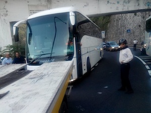 L’autobus in panne blocca la strada: è polemica viabilità in penisola